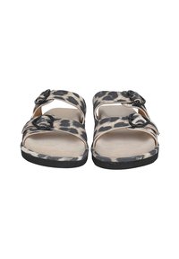 Sandały w panterkę z dwiema regulowanymi paskami, czarnymi klamrami i beżową wkładką. Płaska podeszwa z teksturowanym czarnym gumowym spodem.