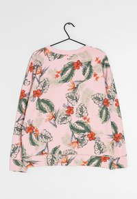 Lyserød pullover med et levende blomsterdesign med grønne blade og røde blomster. Fremstillet af blødt stof med en afslappet pasform og rund halsudskæring.