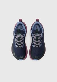 Sneaker in rete blu navy con accenti viola, dettagli azzurri e lacci grigi. Presentano un design testurizzato e un'etichetta di sollevamento sul tallone.