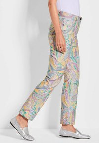 Patronenbroek met pastelkleuren en zwirls en bloemmotieven, gemaakt van lichtgewicht stof, gecombineerd met zilveren flats.