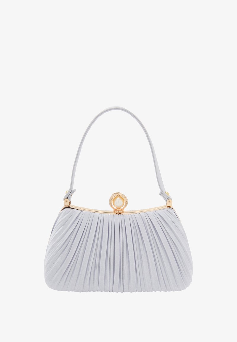 Világosszürke, pliszírozott kézitáska arany tónusú záróelemmel, dekoratív gyöngy részlettel díszítve, lekerekített fogantyúval a könnyű hordozhatóság érdekében.