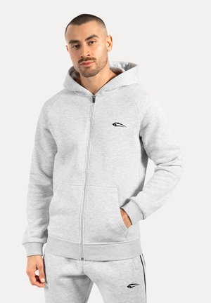 Grå zip-up hoodie i bomuldsblanding, med en frontlomme, ribbede manchetter og et sort logo på brystet. Glat tekstur.