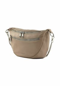 Sac à bandoulière en cuir beige avec fermetures éclair argentées, bandoulière chaîne, et deux poches avant. Texture lisse et forme arrondie. Logo embossé sur le côté.