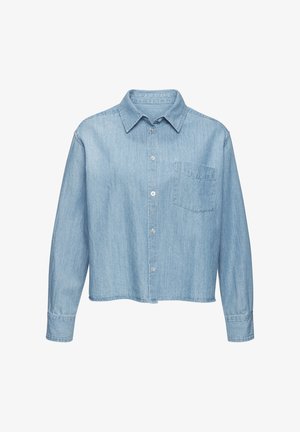 Hellblaues Denim-Hemd mit langen Ärmeln, spitzem Kragen und einer Brusttasche auf der linken Seite.