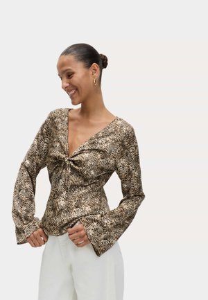 Blusa de estampado de leopardo en tonos marrón claro y oscuro, con escote en V, detalle de nudo en la parte delantera y mangas largas y acampanadas. Textura de tejido suave.