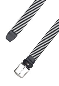 Elastische riem met zwart-wit gestreept patroon, voorzien van een soepele leren uiteinde en een zilveren metalen gesp. Inclusief logo details op de gesp.