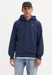 Navyblauwe hoodie van katoen, met een voorzak, verstelbare trekkoorden, een soepele textuur en een klein rood logo op de borst.