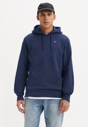 Sudadera azul marino de algodón, con un bolsillo frontal, cordones ajustables, textura suave y un pequeño logo rojo en el pecho.