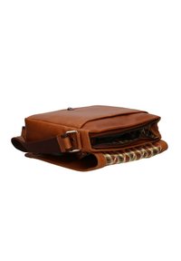 Borsa in pelle color cuoio con design strutturato, caratterizzata da un motivo a quadri a contrasto alla base, una tracolla regolabile e un comparto con zip.