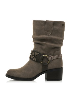 Stivale alla caviglia in suede grigio con design arricciato, punta rotonda, cinturino decorativo con accenti triangolari e tacco basso a blocco.