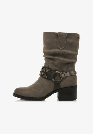 Stivale alla caviglia in suede grigio con design arricciato, punta rotonda, cinturino decorativo con accenti triangolari e tacco basso a blocco.