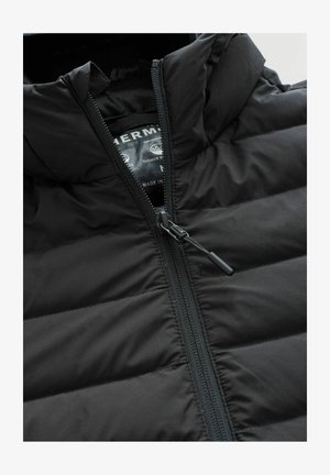 Juodas pūkinis švarkas su užtrauktuku, kapišonu ir vandens nepraleidžiančiu, horizontaliai siūtu modeliu. Pagamintas iš vandeniui atsparios medžiagos su lygiu paviršiumi.