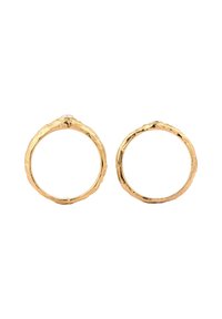 Goldene Creolen mit einer strukturierten, unregelmäßigen Oberfläche. Jeder Ring hat eine einzigartige organische Form und ein glattes, poliertes Inneres.