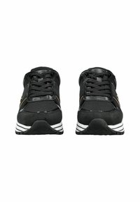 Scarpe da ginnastica nere con una combinazione di camoscio e materiali sintetici, dotate di lacci, suola imbottita e accenti a strisce bianche.