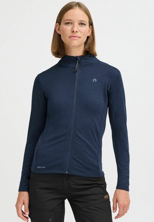 Giacca blu navy con zip, caratterizzata da un design testurizzato, colletto alto e maniche lunghe. Presenta una patch con il logo e il branding "Asciugatura Rapida" sull'orlo.