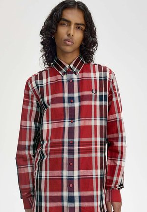 Camicia a quadri rossa e blu con colletto button-down, in cotone testurizzato, con logo sul lato sinistro del petto e bottoni di colore contrastante.