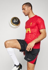 Nike Performance LIVERPOOL FC NIKE DF ACADEMY SHORT SLEEVES TOP K PRE-MATCH - Joukkuetuote - gym red/chrome yellow