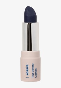Le rouge à lèvres velouté Korres True dans un élégant tube argenté et rose pâle. Il présente un bullet de rouge à lèvres mat, arrondi, de couleur bleu foncé.