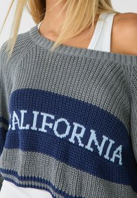 Stradivarius Sweter