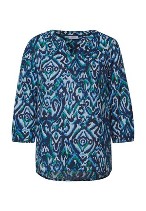 Blusa azul marino con mangas de tres cuartos, que presenta un patrón geométrico en tonos de azul y verde, escote en V y corte relajado.