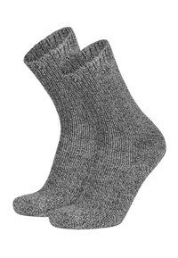 Graue gestrickte Socken mit einem gerippten oberen Rand und glatter Textur, die ein nahtloses Design mit verstärkten Zehen- und Fersenbereichen aufweisen.