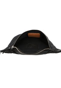 Borsa in pelle nera con chiusura a zip. Presenta una superficie liscia, un'etichetta in pelle marrone all'interno e una piccola tasca interna con zip.