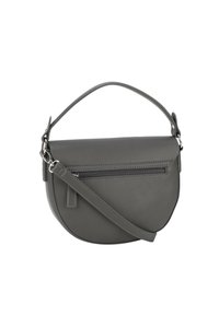Grå læder crossbody taske med en buet form, frontlomme med lynlås, justerbar rem og tekstureret overflade.