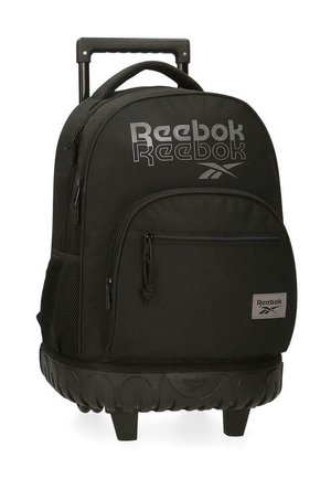 Mochila negra de Reebok con ruedas, mango telescópico, bolsillo delantero con cremallera, bolsillo lateral de malla y base con ruedas texturizadas.