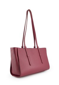 Obdélníková kabelka z texturované burgundské kůže. Disponuje dvěma dlouhými uchy a minimalistickým designem se švy.