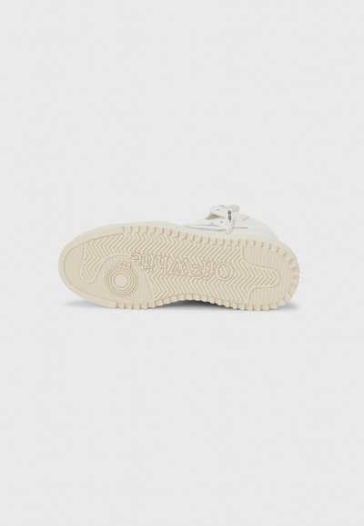 Λευκή σόλα αθλητικού παπουτσιού με υφή από καουτσούκ, που διαθέτει σχέδιο ψαροκόκαλου, κυκλικό στοιχείο και ανάγλυφο λογότυπο στην κάτω πλευρά.