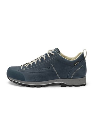 Scarpa da trekking bassa blu scuro con lacci beige, punta rinforzata, suola grigia e loghi "Dolomite" e "Gore-Tex" sul lato.