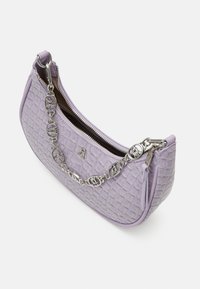 Sac à main lavande embossé crocodile avec bandoulière chaîne argentée comportant des maillons ronds avec logo et une fermeture éclair partiellement ouverte.