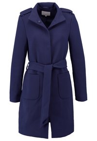Trench-coat bleu marine longueur genou avec manches longues, deux poches avant, une ceinture à la taille et un col boutonné.