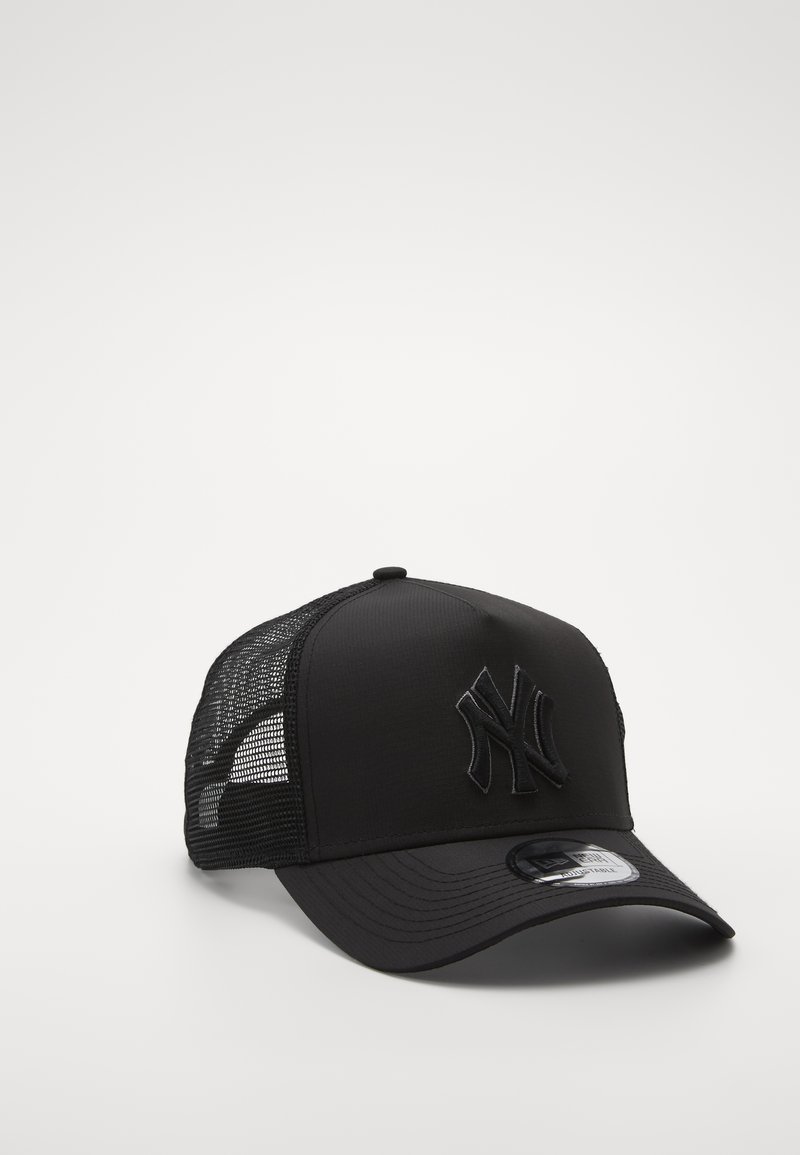 Schwarze Baseballmütze mit starrem Vorderteil, Netzseiten und gesticktem Logo. Sie hat einen gebogenen Schirm und einen verstellbaren Verschluss auf der Rückseite.