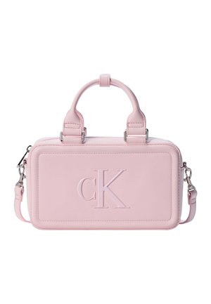 Téglalap alakú világos rózsaszín kézitáska rövid fogantyúkkal és levehető pánttal, elöl nagy "cK" logóval dombornyomva.