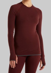 Burgundy pitkähihaiset urheilu paita, jossa on raglan-hiharesorit, peukalonreiät ja strukturoidut kankaat. Ominaisuuksiin kuuluvat slim fit ja kontrastivälinen harmaa korostus.