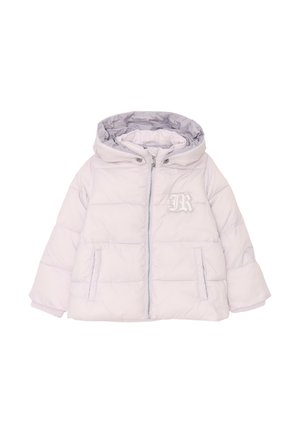 Giacca puffer di colore lavanda chiaro con cappuccio, dotata di zip frontale, tasche laterali e un distintivo logo "R" sul petto. Texture liscia.