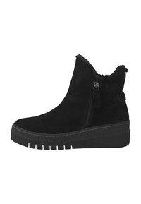 Bottine en suede noire avec col en fausse fourrure, fermeture éclair sur le côté et semelle de plateforme texturée. Détail de surpiqûre le long du bord de la semelle.