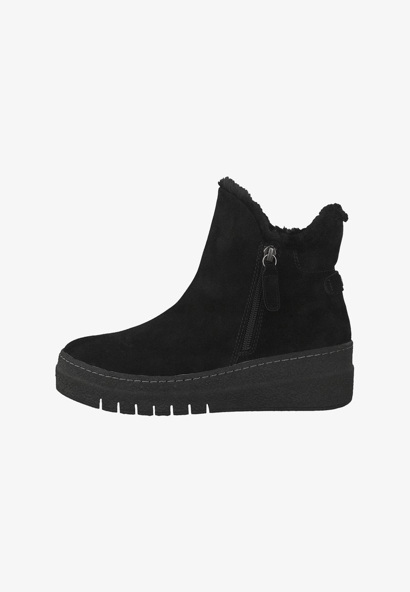 Bottine en suede noire avec col en fausse fourrure, fermeture éclair sur le côté et semelle de plateforme texturée. Détail de surpiqûre le long du bord de la semelle.