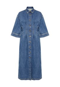 Denimist kangdress, millede kaelusega, lühikeste varrukatega, nööbiga esiosas ja talje detailiga. Omab helesinist värvi ja toon-on-toon õmblusi.