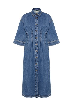 Denimové šaty košeľového strihu s golierom, krátkymi rukávmi, predným zapínaním na gombíky a detailmi v oblasti pása. Majú svetloblú farbu a tónov�é prešívanie.