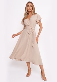 Beige Wickelkleid aus leichtem Stoff, mit kurzen, schwingenden Ärmeln, einem Bindeband an der Taille und einem fließenden, knielangen Rock.