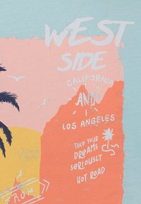 Tela azul claro con un diseño gráfico que presenta elementos en rosa y naranja. El texto incluye "WEST SIDE," "CALIFORNIA," y motivos de palmeras.