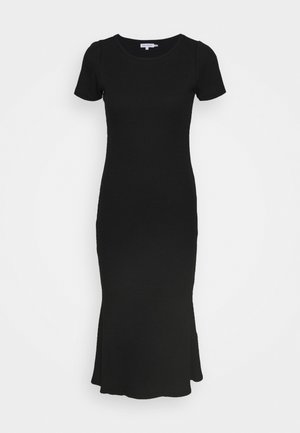 Robe midi noire moulante à manches courtes avec encolure ronde et ourlet subtilement évasé, texture côtelée, présentée sur fond blanc.
