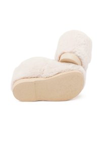 Pantofole morbide di un rosa chiaro, dalla forma arrotondata, con una consistenza soffice e una suola in gomma beige. Presentano un dettaglio della fascetta imbottita e aderente.