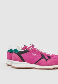 Paire de baskets décontractées roses, noires et vertes avec des lacets blancs, en mesh et en suède, portant la marque « Pepe Jeans London » sur le côté.