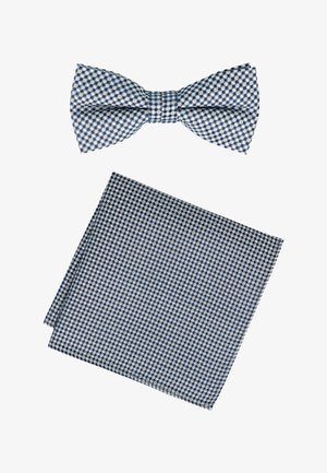 Blau-weiß kariertes Fliegenmuster mit passendem Einstecktuch und kleinem geometrischem Muster auf weißem Hintergrund.