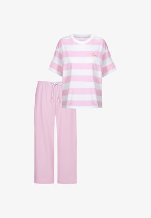 Vaaleanpunavalkoraidallinen, lyhythihainen paitapusero, jossa pieni oranssi hymyilevä kuvio rinnassa, yhdistetty yksivärisiin vaaleanpunaisiin nyörisäärystimiin.