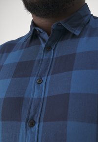 Jack & Jones JJEGINGHAM SHIRT - Camisa - ensign blue