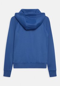 Blauer Kapuzenpullover mit glatter Textur; verfügt über eine Kängurutasche und gerippte Bündchen. Einfaches, minimalistisches Design ohne sichtbare Logos.